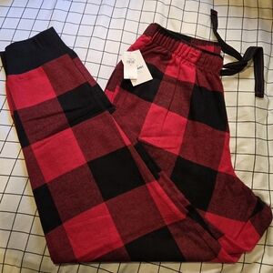 Old Navy Womans Plaid Match The Fam Pajama Bottoms - Red and Black.  Size XS.